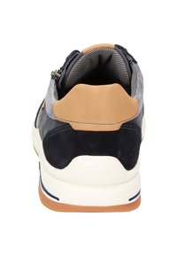 Baskets en daim bleu avec des accents en cuir tan, semelle intermédiaire blanche et semelle en caoutchouc. Présente un intérieur texturé et un détail de fermeture éclair.