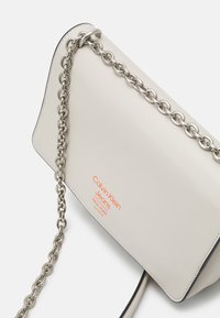 Calvin Klein Jeans SCULPTED FLAP - Sac bandoulière - eggshell
