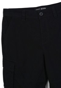Pantaloni cargo neri con parte anteriore piatta, tasche laterali e chiusura con bottone. Realizzati in tessuto resistente con dettagli di cucitura visibili.