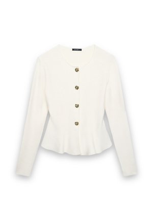Cardigan blanc à manches longues avec cinq boutons décoratifs dorés, légère évasement à la taille, encolure ronde et texture lisse.