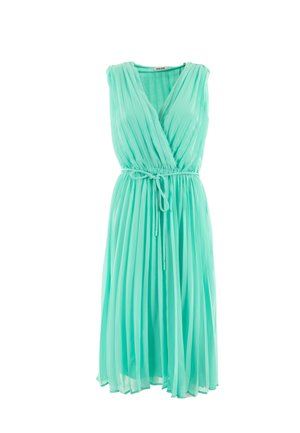 Un vestido sin mangas en verde menta, con pliegues verticales, escote en V y cintura ajustable con cordón. Material ligero y fluido.