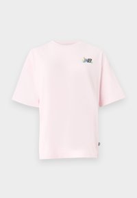 Short-sleeve, crew-neck t-shirt in light pink cotton, featuring a colorful New Balance logo on the left chest. Regular fit, soft texture.