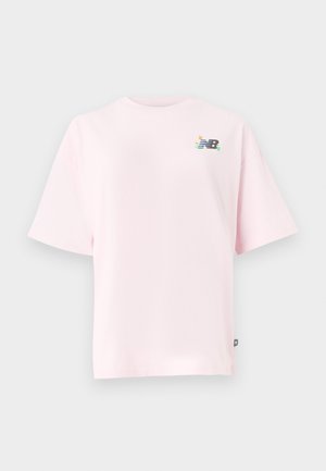 T-shirt à manches courtes et col rond en coton rose clair, avec un logo coloré de New Balance sur la poitrine gauche. Coupe régulière, texture douce.