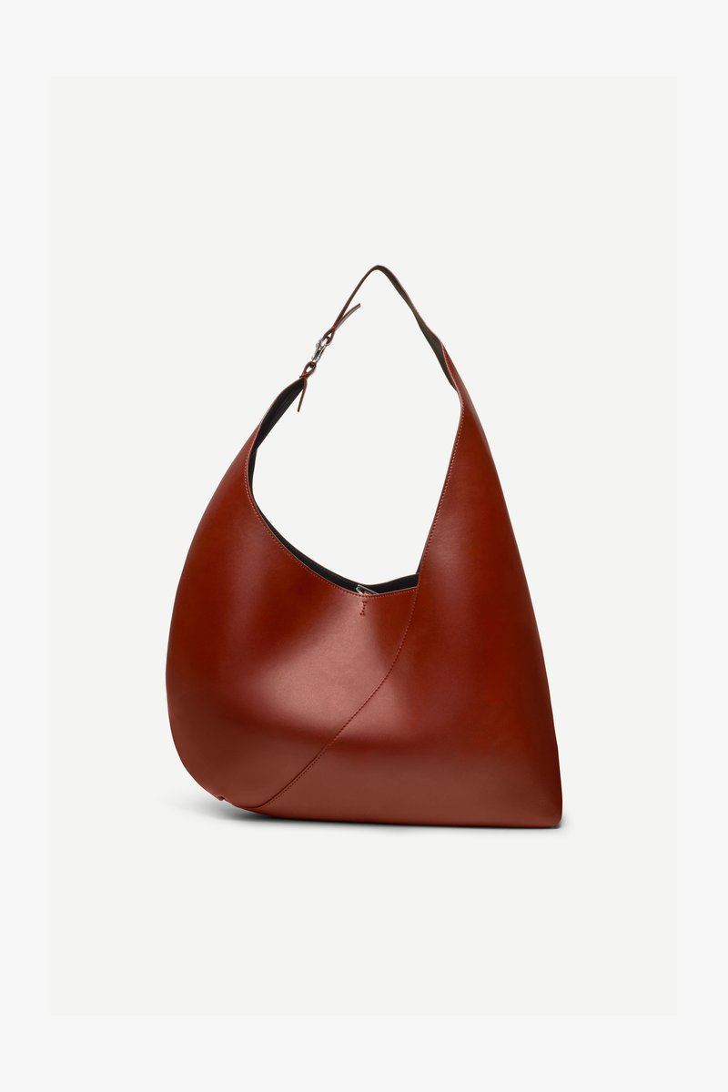 Brun læderhobo-taske med enkelt justerbart strop, buet krop og synlig diagonal syning på hvid baggrund.