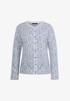 Cardigan bleu clair avec des motifs blancs intriqués, encolure ronde et ouverture à boutons. Texture douce, manches longues et bords côtelés.