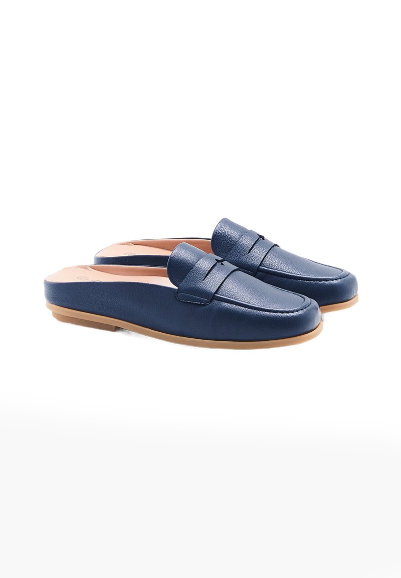 Marineblauwe leren instappers met een gladde textuur, voorzien van een gestikt ontwerp en een tan rubberen zool. Geen zichtbare hardware of patronen.