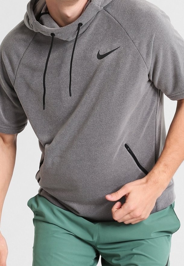 Hoodie gris à manches courtes en tissu doux, avec une capuche à cordon, des accents noirs et une poche zippée à l'avant.