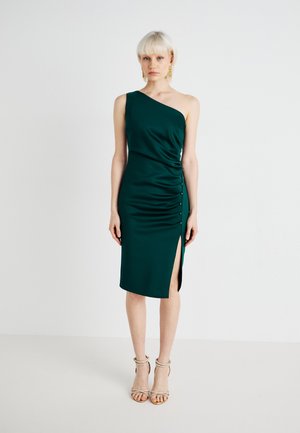 Grünes, einseitiges Midi-Kleid mit Raffung und seitlichem Schlitz, dekorativen Knöpfen entlang der linken Seite, aus glattem Material gefertigt.