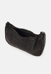 Sac à main en cuir noir avec motif gaufré, forme arrondie, fermeture éclair et une poignée unique pour le transport. Intérieur doublé en tissu uni.