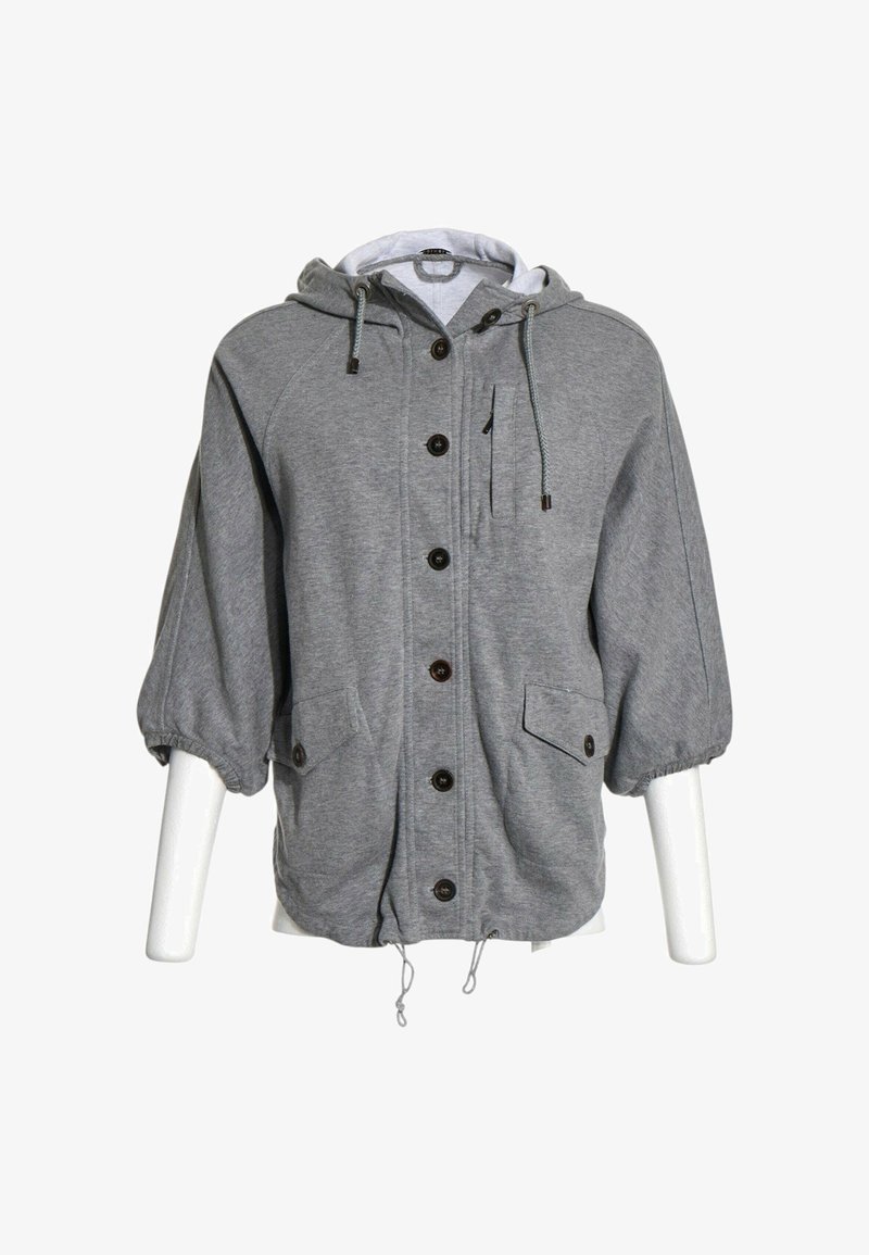 Veste grise à capuche avec boutons sur le devant, manches mi-longues élastiques, poche poitrine zippée, deux poches à rabat devant, et cordons de serrage à l'ourlet.
