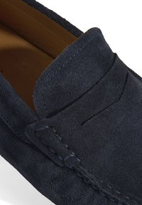 Marineblaue Wildledermokassins mit einer gesteppten Sattel-Akzent, abgerundetem Zehenbereich und weicher Textur. Mit kontrastierenden blauen Nähten entlang der Nähte.