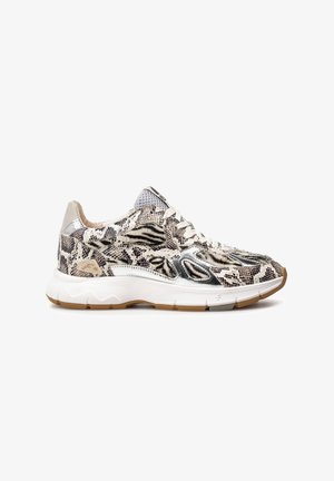 Baskets avec motifs mélangeant différentes imprimés animaux, semelle blanche, languette en mesh, lacets beige, vues de profil sur un fond blanc.