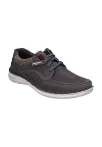 Scarpa in suede grigio con cuciture a contrasto rosse, punta rotonda e dettagli in pelle. Presenta lacci grigi e una suola testurizzata di colore chiaro.