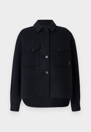 Schwarze Fleecejacke mit spitzem Kragen, vorderer Knopfleiste, zwei Brusttaschen und abgerundetem Saum. Weiche Textur und lässige Passform.