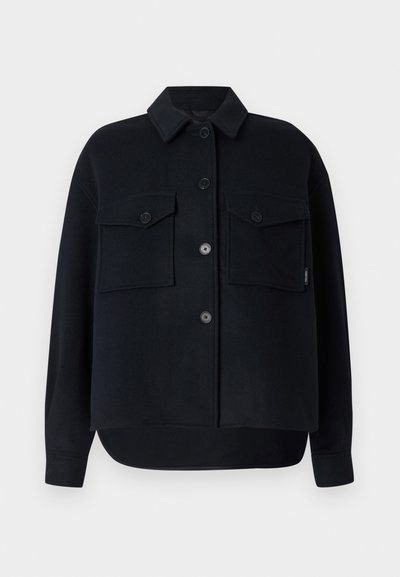 Μαύρο μπουφάν φλις με μυτερό γιακά, κούμπωμα με κουμπιά μπροστά, δύο τσέπες στο στήθος και στρογγυλεμένη γραμμή στο κάτω μέρος. Απαλή υφή και άνετη εφαρμογή.