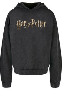 Sort hoodie med et frontlogo, der står "Harry Potter" i gyldent metallisk skrift. Designet inkluderer en kengurulomme og ribbede manchetter.