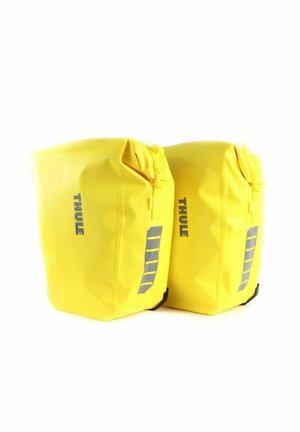 Paire de sacoches imperméables jaune vif avec fermeture à enroulement et marquage réfléchissant Thule sur fond blanc.