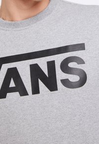 Grauer Baumwoll-Sweatshirt mit Rundhalsausschnitt und auffälligem schwarzen "VANS"-Schriftzug, mit weichem Stoff und kurzen Ärmeln für lässige Outfits.