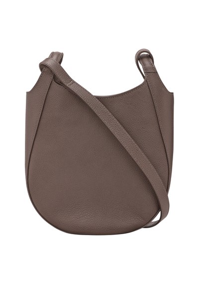 Braune Leder-Crossbody-Tasche mit runder Form, glatter Textur und einem dünnen verstellbaren Riemen. Keine sichtbaren Beschläge oder Muster.