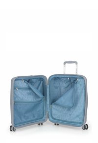 Maleta rígida de color azul claro con dos compartimentos, múltiples bolsillos con cremallera y un patrón interior texturizado geométrico. Cuatro ruedas y mango retráctil.