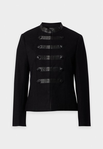 Veste noire cintrée avec cinq bandes horizontales en satin et des boutons recouverts de tissu sur le devant, et un petit col montant.