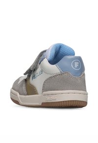Grijze suède en witte synthetische sneaker met blauwe accenten, met een klittenbandsluiting en een gestructureerde rubberen zool, ideaal voor casual gebruik.