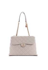 Beżowa pikowana skórzana torebka z klapką, złotymi elementami i łańcuszkowym paskiem na ramię. Zawiera dekoracyjny wisiorek na pasku.