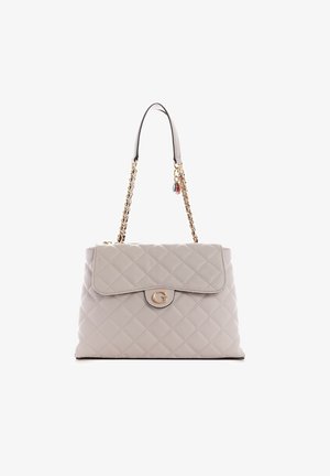 Prošívaná béžová kožená kabelka s klopou na zavírání, zlatým kováním a řetízkovým popruhem přes rameno. Obsahuje ozdobný přívěsek na popruhu.