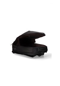Borsa da viaggio nera con un design strutturato e una larga apertura con cerniera superiore. Presenta un esterno liscio e un ampio scomparto interno scuro.
