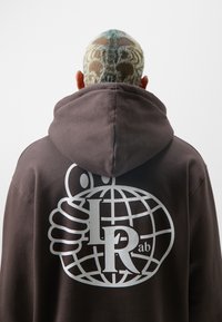 Last Resort AB MONOGRAM UNISEX - Sudadera - dark brown