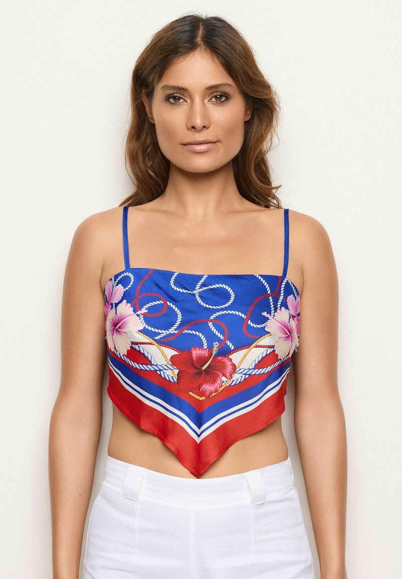 Top corto in seta con sfondo blu decorato da motivi floreali in rosa e rosso, orlo a forma a V e sottili spalline.