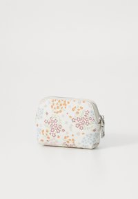 Blomstermønstret pose i hvit, med oransje, rosa og blå blomster. Materialene inkluderer teksturert stoff med en sølvglidelås og draktrekk.
