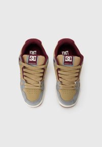 Baskets marron et grises avec une tige en mesh et en suède, bouts ronds et lacets. Présentent un accent bordeaux sur la languette et le logo. Semelle plate en caoutchouc.