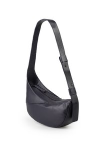 Borsa a spalla in pelle nera con forma curva, texture liscia, tracolla regolabile e scomparto con zip sul davanti.