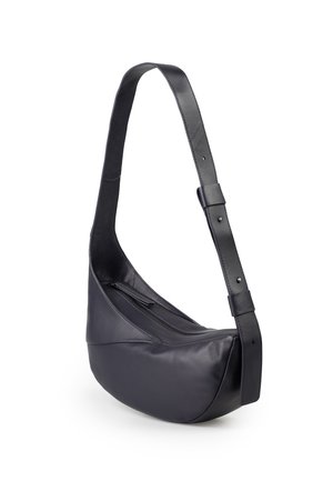 Borsa a spalla in pelle nera con forma curva, texture liscia, tracolla regolabile e scomparto con zip sul davanti.