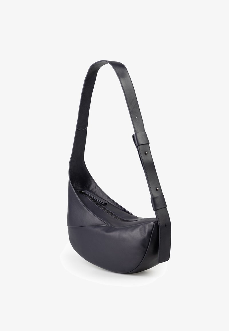 Borsa a spalla in pelle nera con forma curva, texture liscia, tracolla regolabile e scomparto con zip sul davanti.