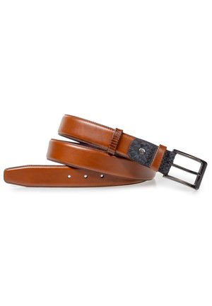 Ceinture en cuir marron avec une finition lisse, dotée d'un accent noir texturé près de la boucle et d'une boucle en métal argenté.