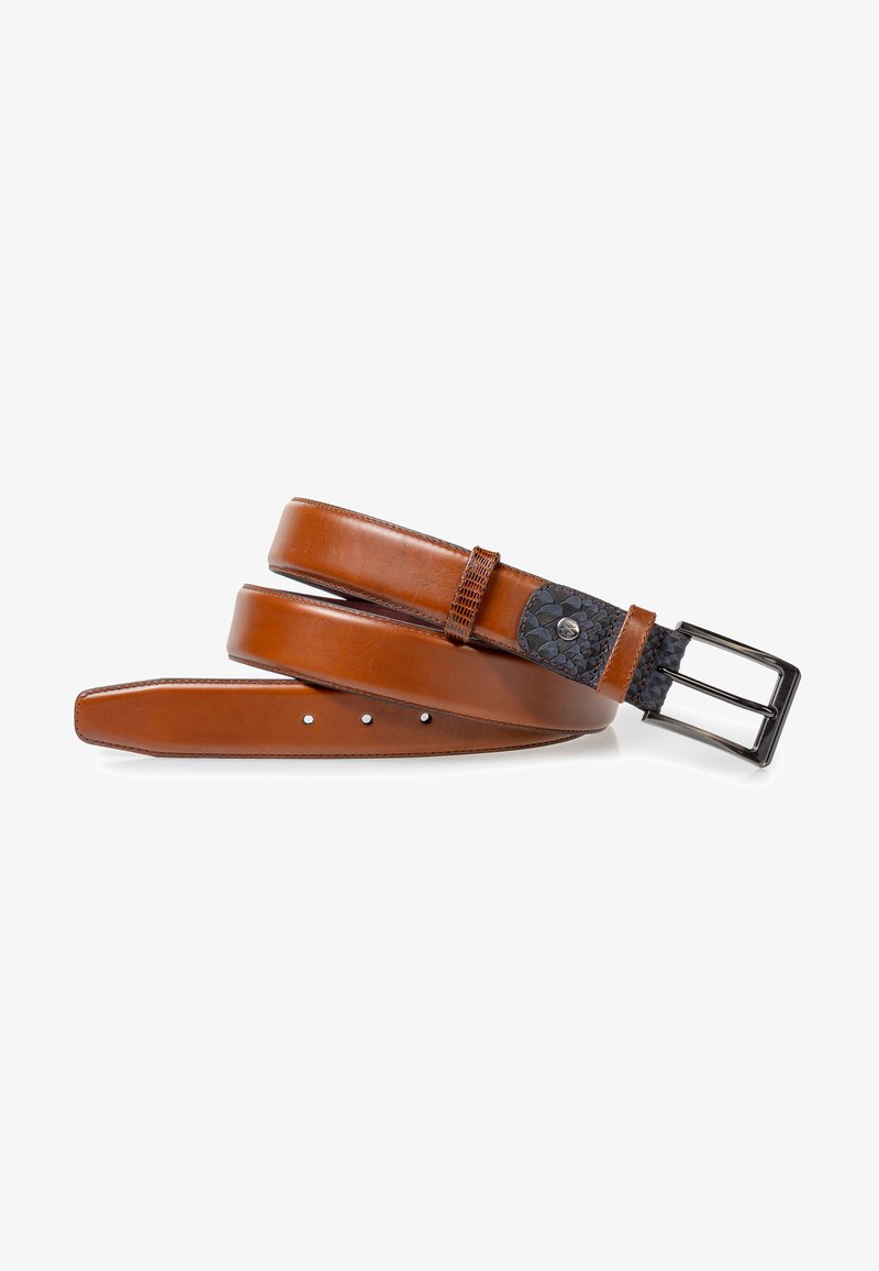 Ceinture en cuir marron avec une finition lisse, dotée d'un accent noir texturé près de la boucle et d'une boucle en métal argenté.