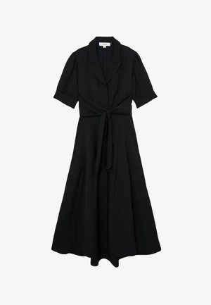 Robe midi noire avec manches courtes bouffantes, col à larges revers, boutonnage sur le devant et ceinture nouée à la taille.