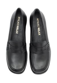 Mocasini din piele neagră cu o textură netedă, vârf pătrat și cusături decorative pe partea superioară. Logo auriu pe talpă.