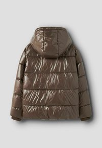 Brun puffjacka med en glänsande, quiltad yta. Har huva och ribbade ärmslut, med horisontella sektioner som skapar en strukturerad design.
