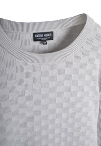 Maglione lavorato a maglia grigio chiaro con motivo a nido d'ape e un'etichetta nera con la scritta "ANTONY MORATO" all'interno del colletto, taglia media.