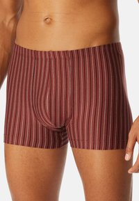 Mørkerøde boxer shorts med lodrette striber i lysegrå, med en tætsiddende pasform og blød tekstur, kantet talje og en formet pouch.
