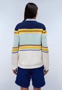 Multikleurige gebreide trui met strepen in marineblauw, geel, groen en wit. Het heeft een ronde halslijn en ribgebreide manchetten.