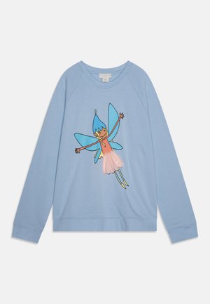 Felpa azzurra chiara con una fata dei cartoni animati dai capelli blu e ali trasparenti, adornata con una gonna di tulle rosa. Composizione in morbido cotone.