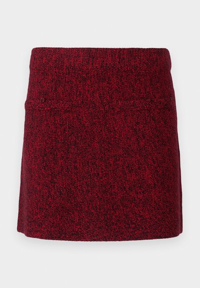 Raudonas vilnonis sijonas su tekstūruotu paviršiumi, aukštu liemens diržu ir paprasta, tiesia silueto forma. Be matomų papuošimų ar raštų.