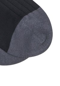 Ponožka s tmavě šedou a černou barevnou kombinací, vyrobená z texturovaného pleteného materiálu, s zesílenou špičkou a vzorem pro podporu klenby.