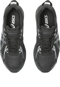 Černé sportovní boty s texturovaným svrškem, zdobené stříbrnými detaily a šňůrkami. Design zahrnuje polstrovaný límec a flexibilní podrážku.