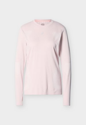 Gaiši rozā gara piedurkņu sporta kreklā ar apaļu kakla izgriezumu, smalkām rakstu niansēm un īkšķa caurumiem piedurknēs.