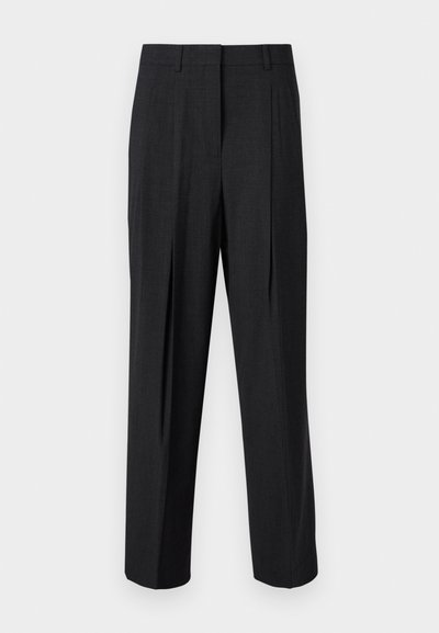 Pantalones de corte oscuro gris con perneras rectas, que presentan dos pliegues frontales, pasadores para cinturón y una textura de tejido suave.